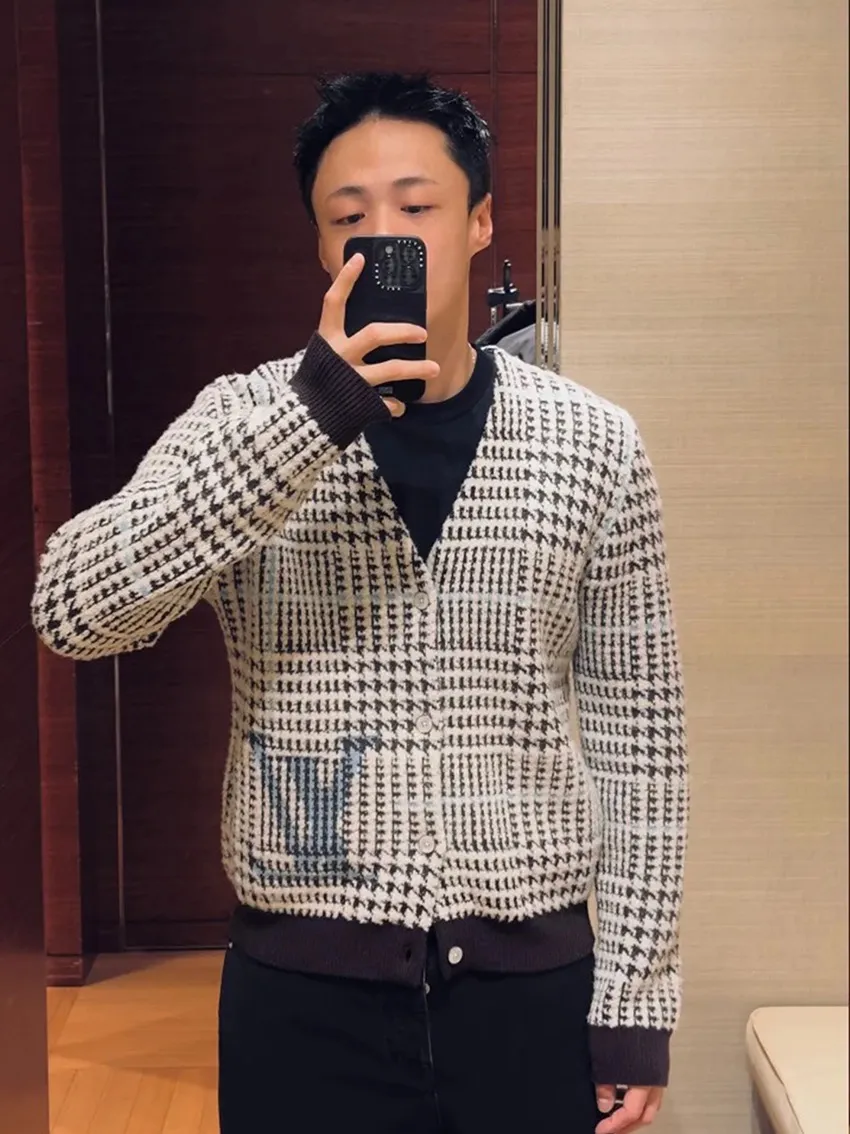 Louis Vuitton/ V